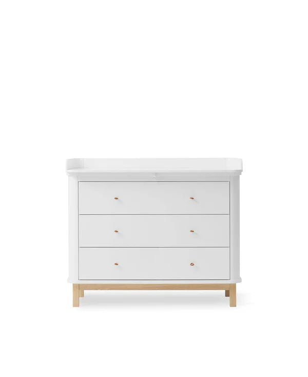 Witte commode met eiken accenten en verzorgingsopzetstuk van Oliver Furniture