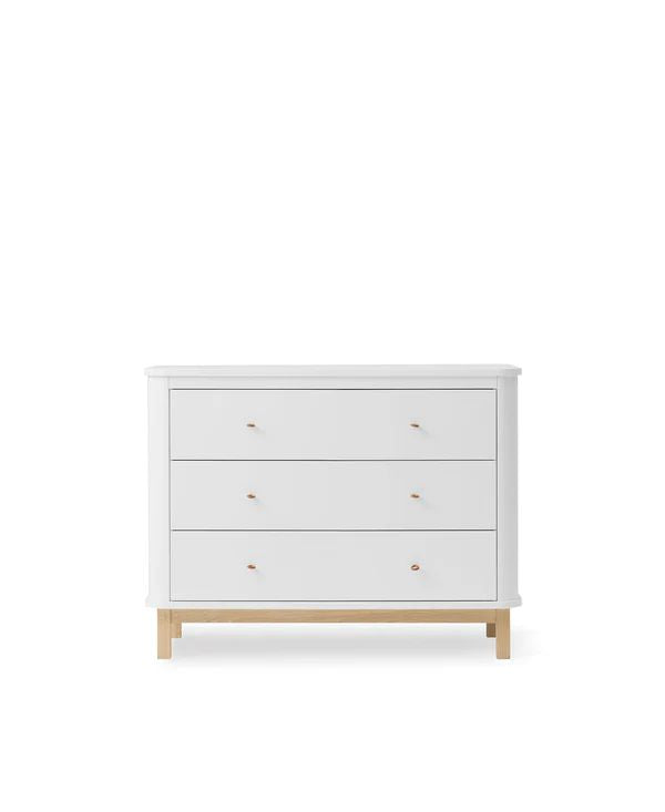 Witte commode met eiken accenten en leren handgrepen van Oliver Furniture
