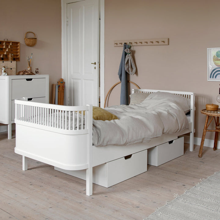 Sebra Bed Junior & Grow White in een kinderkamer, uitgetrokken tot volledige lengte voor groeiende kinderen