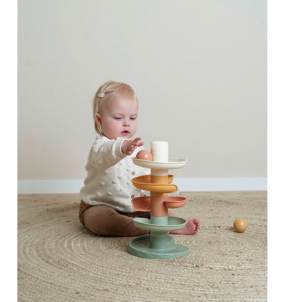 Little Dutch spiraaltoren in oudroze en andere pasteltinten met ballen die naar beneden rollen