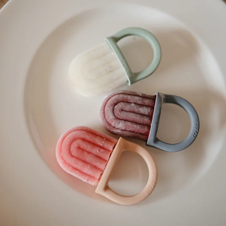 Mushie Ice Pop Tray Blush met regenboogvormige compartimenten