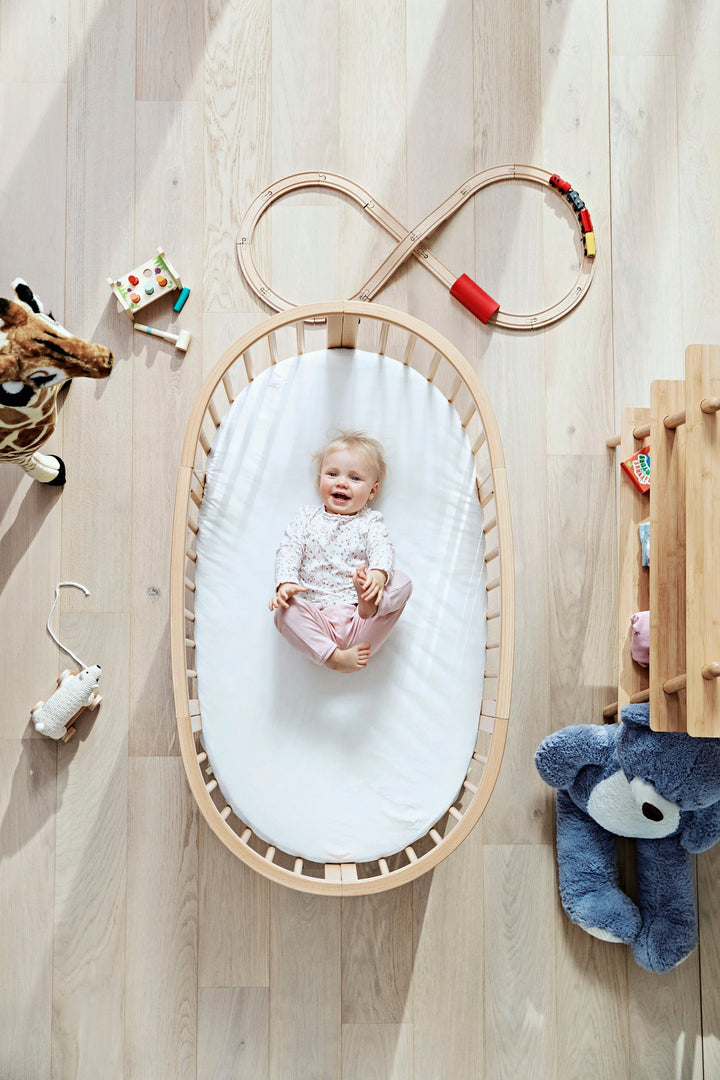 Stokke Sleepi V3 Bedverlenging in natural finish, transformeert Mini wieg naar ledikant, gemaakt van FSC®-gecertificeerd beukenhout.