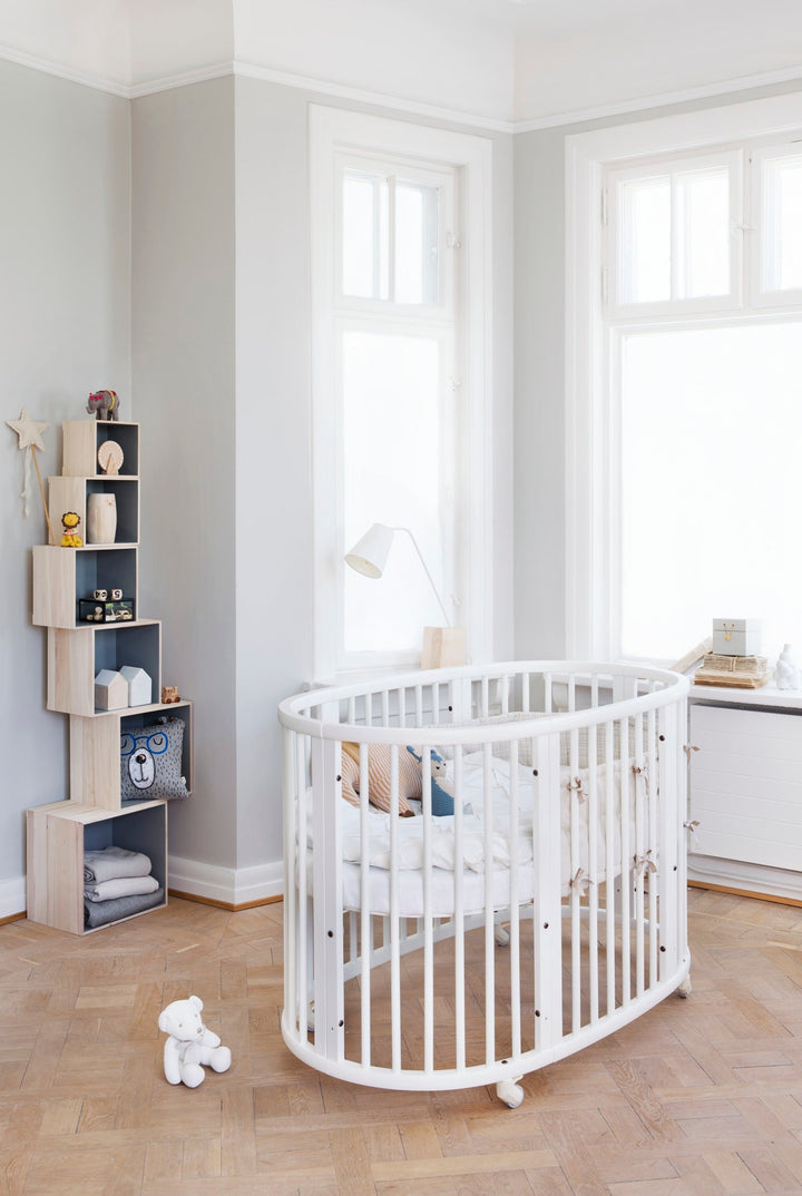 Stokke Sleepi V3 Bedverlenging in white finish, transformeert Mini wieg naar ledikant, gemaakt van FSC®-gecertificeerd beukenhout.