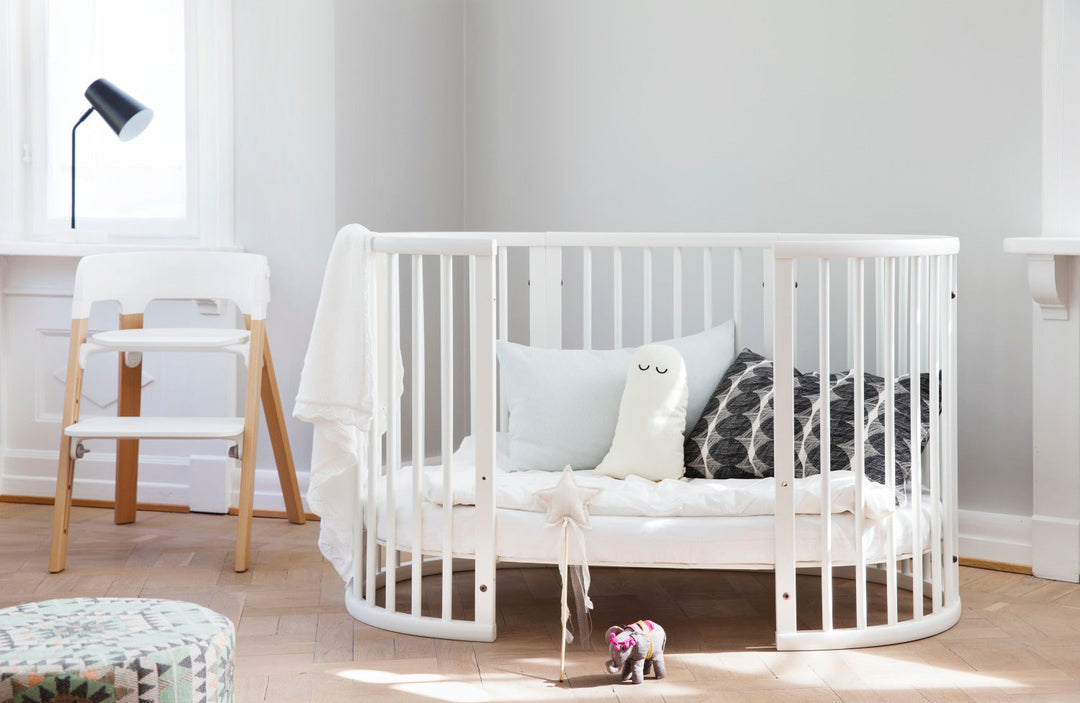 Stokke Sleepi V3 Bedverlenging in white finish, transformeert Mini wieg naar ledikant, gemaakt van FSC®-gecertificeerd beukenhout.