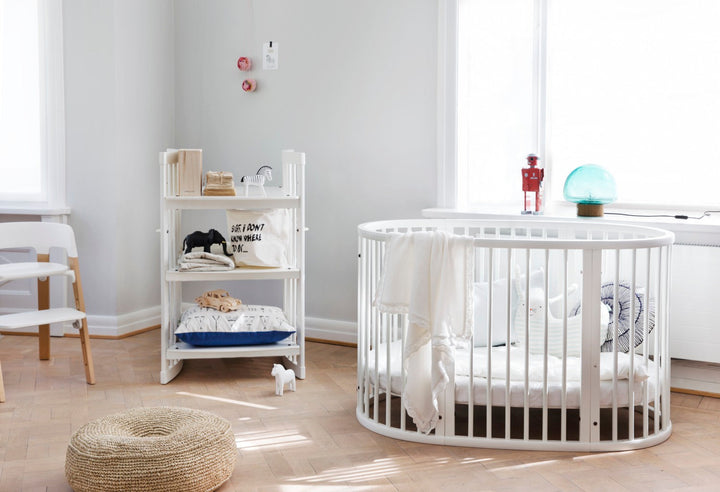 Stokke Sleepi V3 Bedverlenging in white finish, transformeert Mini wieg naar ledikant, gemaakt van FSC®-gecertificeerd beukenhout.