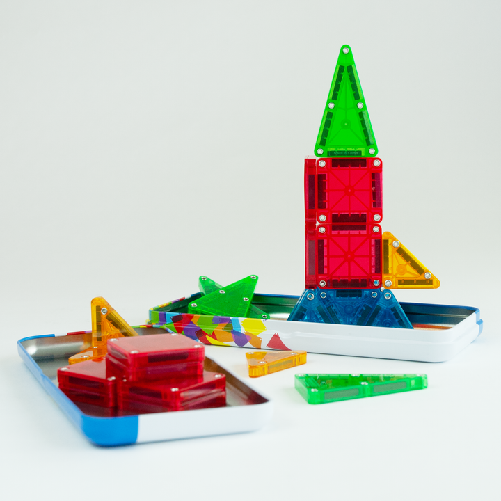 Compacte Magna-Tiles Travel set met 26 kleurrijke magnetische bouwblokken en Micromags, ideaal voor onderweg