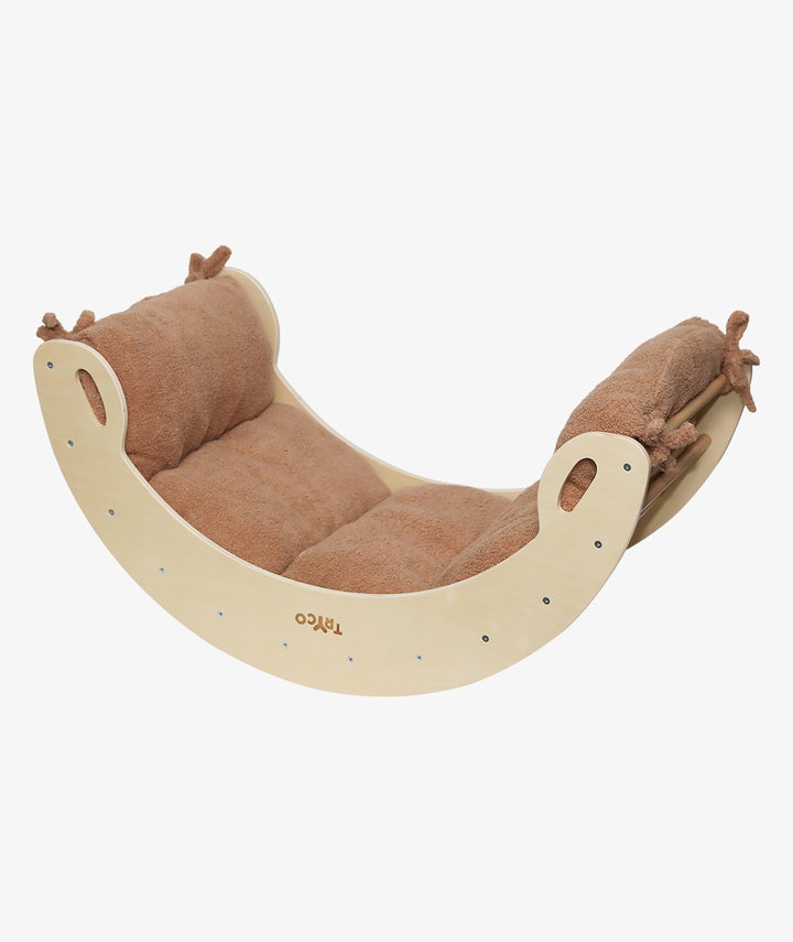 Tryco bouclé matras nougat in houten klimboog voor comfortabel rusten en spelen
