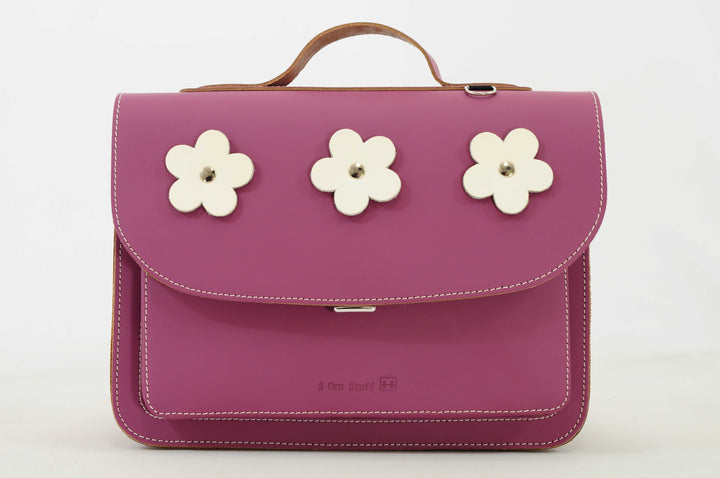 Own Stuff Flowers boekentas in Plum van 100% leer met bloemenprint en magneetsluiting.