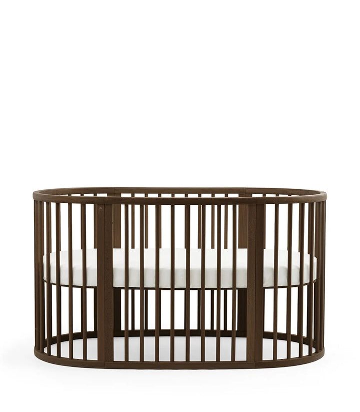Stokke Sleepi™ V3 Bed in Warm Brown, ovaal meegroeibed van FSC®-gecertificeerd beukenhout.