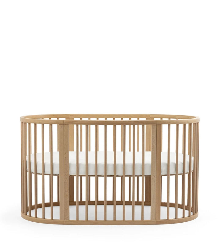 Stokke Sleepi™ V3 Bed in Natural, ovaal meegroeibed van FSC®-gecertificeerd beukenhout.