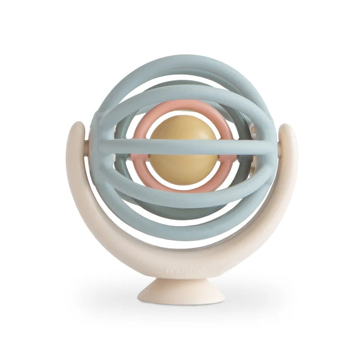 Mushie Spinner Ball met zuignap en siliconen bal voor baby's vanaf 10 maanden.
