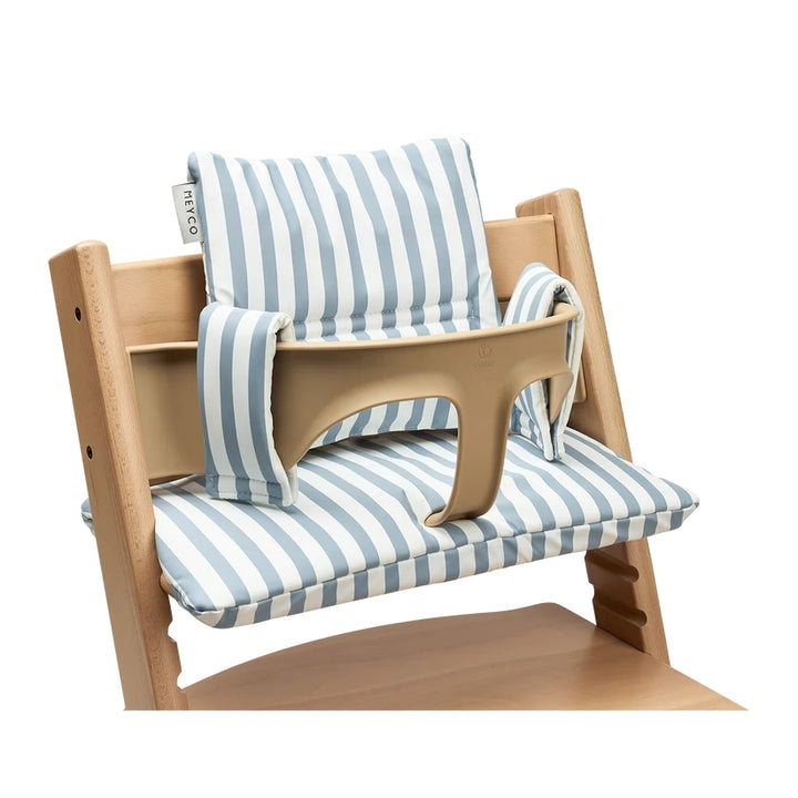 Meyco stoelverkleiner voor meegroeistoel in Fat Stripe Jeans Blue met waterdichte afwerking.