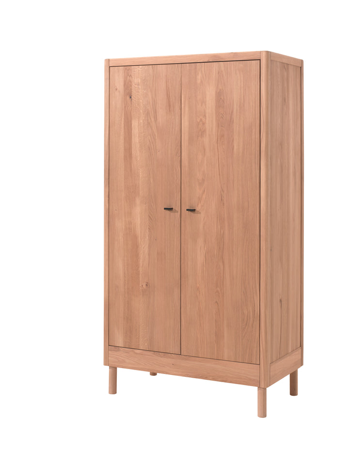 Jaxx Forrest Oak 2-deurs kast van massief eikenhout met kledingstang en drie legplanken.