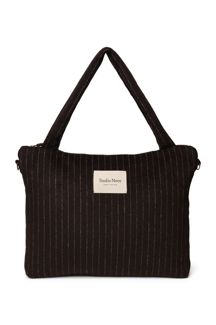 Studio Noos Flannel Chalkstripe Brown luiertas van wol met bruine krijtstrepen, ritssluiting en opbergvakken.