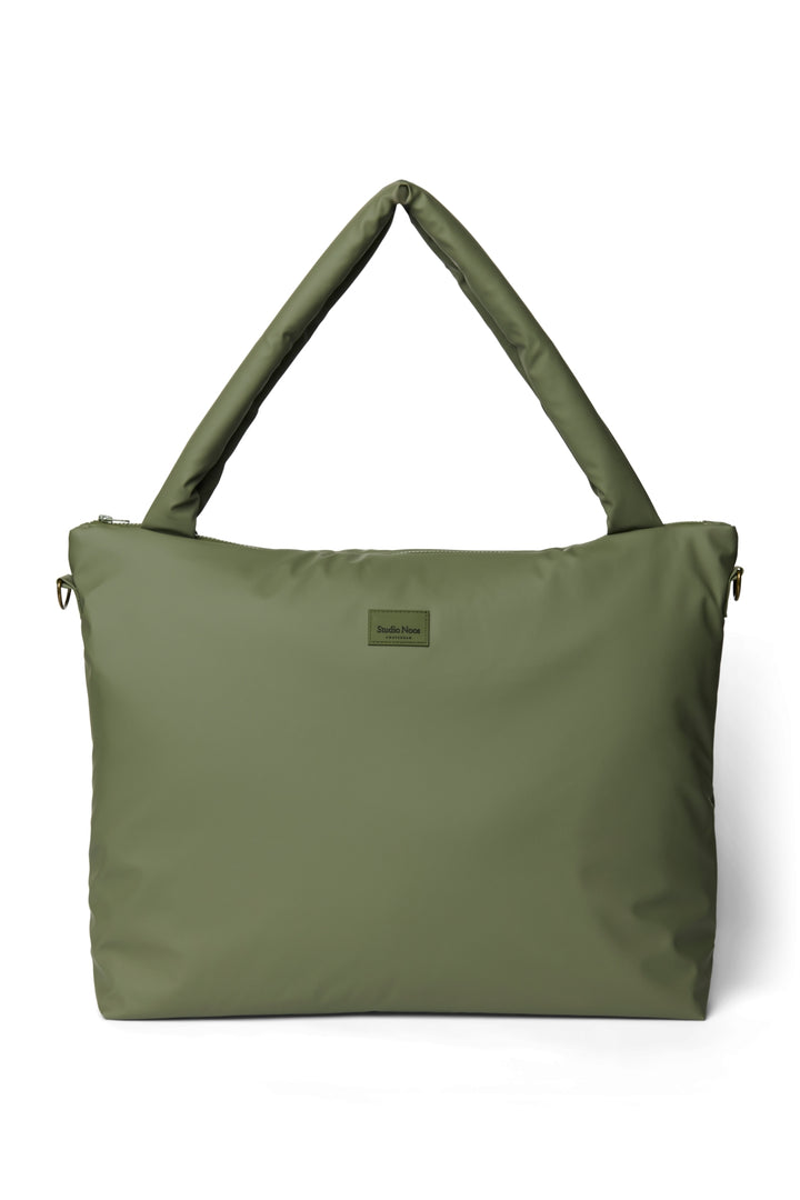 Studio Noos Rain Puffy Green verzorgingstas van waterafstotend gerecycleerd polyester met opbergvakken en flessenhouder.