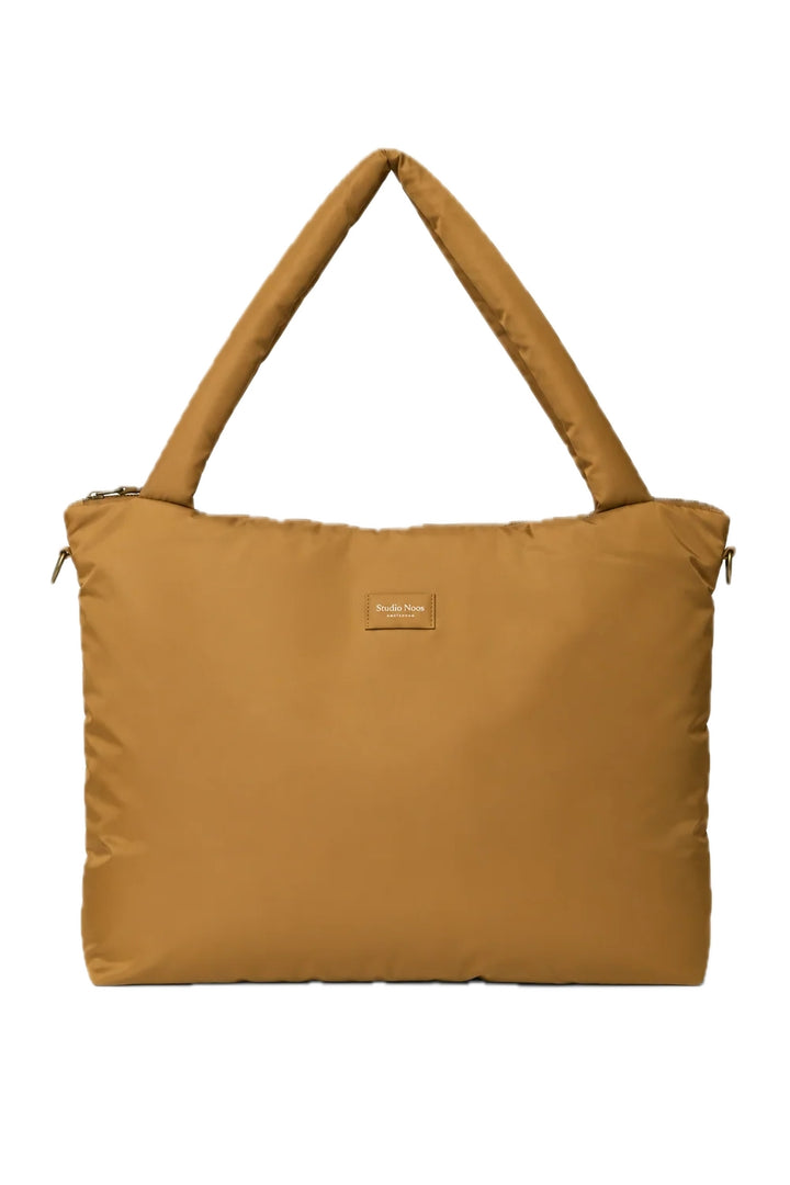 Studio Noos Technical Puffy Brown verzorgingstas van gerecycleerd polyester met ritssluiting en opbergvakken.