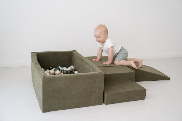 Sense2Play 4-in-1 Foam Ball Pit groen ribfluweel met modulaire schuimelementen en 200 speelballen.