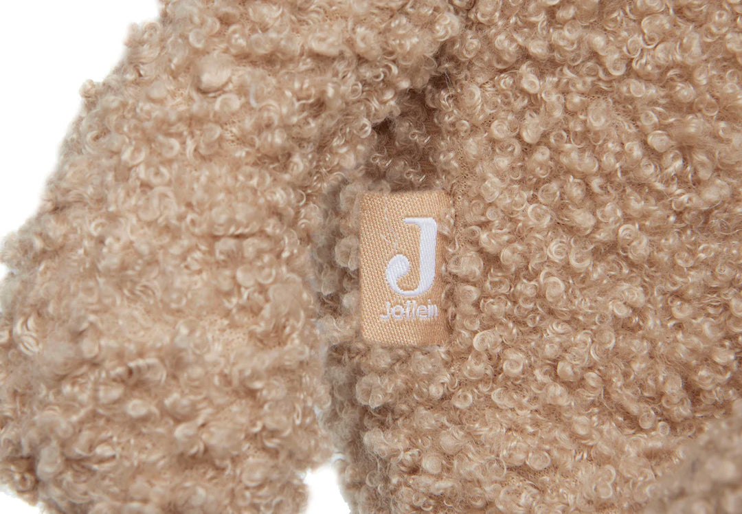 Knuffel Teddy Bear Biscuit van Jollein, gemaakt van zachte bouclé stof, met stevig zittende houding