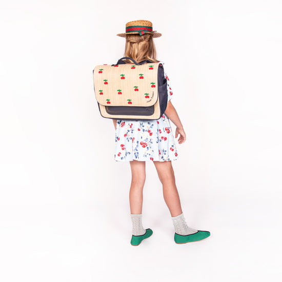 Jeune Premier It Bag Midi Raffia Cherry boekentas voor kinderen met kersenprint, waterafstotend en gemaakt van gerecycleerde materialen