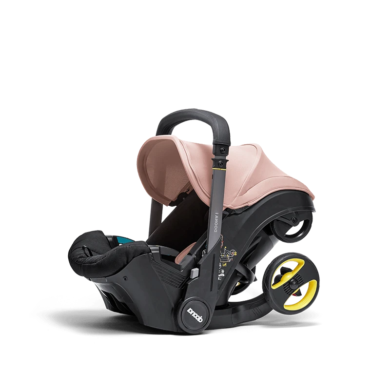 Doona i autostoel in Blush Pink, transformeert van autostoel naar vervoersmiddel met wielen, voldoet aan i-Size normen.