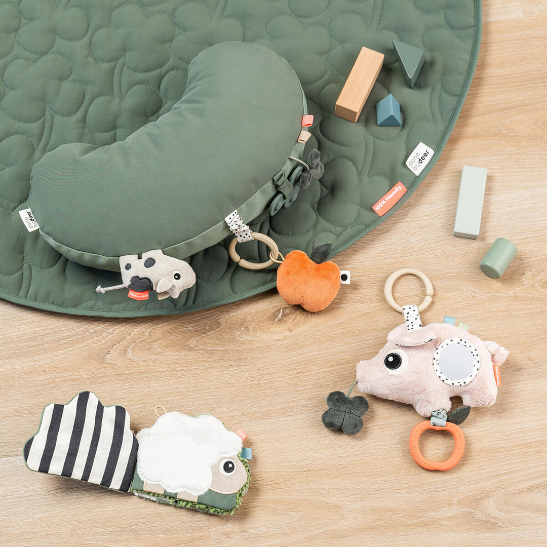 Done By Deer Tiny Farm Green activiteitenkussen met texturen, labels en bijtring