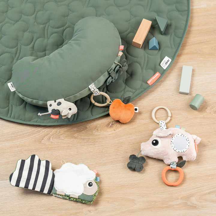 Done By Deer Tiny Farm Green activiteitenkussen met texturen, labels en bijtring