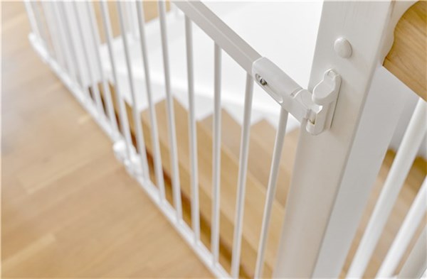 BabyDan Ebba wit wandgemonteerd deurhekje 67-105.5 cm, verstelbaar en schuin monteerbaar