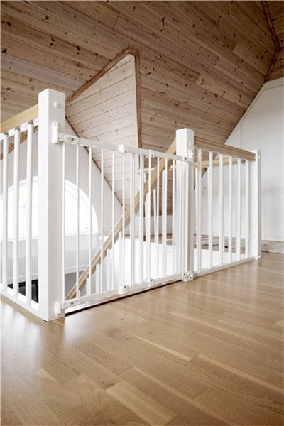 BabyDan Ebba wit wandgemonteerd deurhekje 67-105.5 cm, verstelbaar en schuin monteerbaar