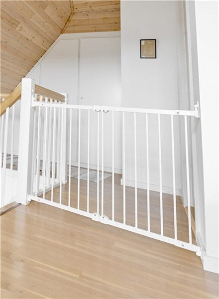 BabyDan Ebba wit wandgemonteerd deurhekje 67-105.5 cm, verstelbaar en schuin monteerbaar