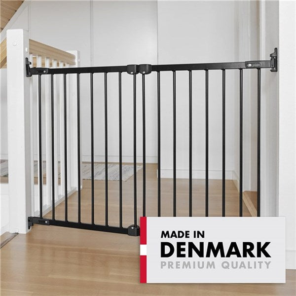 BabyDan Ebba zwart wandgemonteerd deurhekje 67-105.5 cm, verstelbaar en schuin monteerbaar