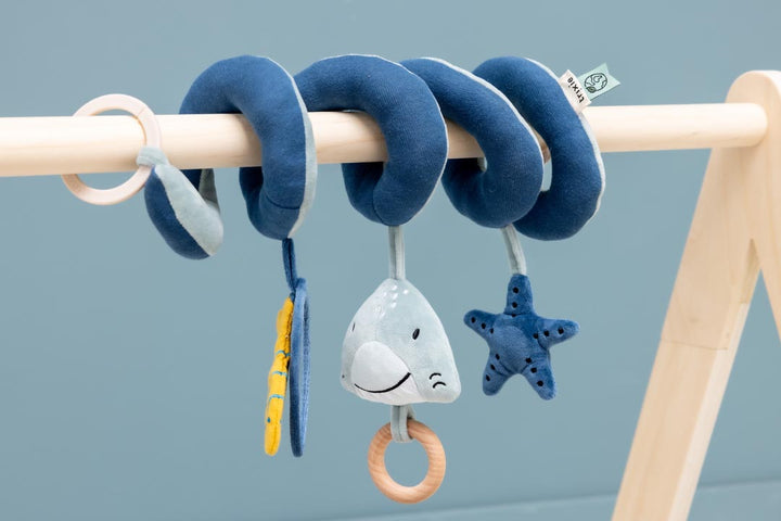 Trixie activiteitenspiraal Mr. Shark met houten ring, spiegel en rammelaar