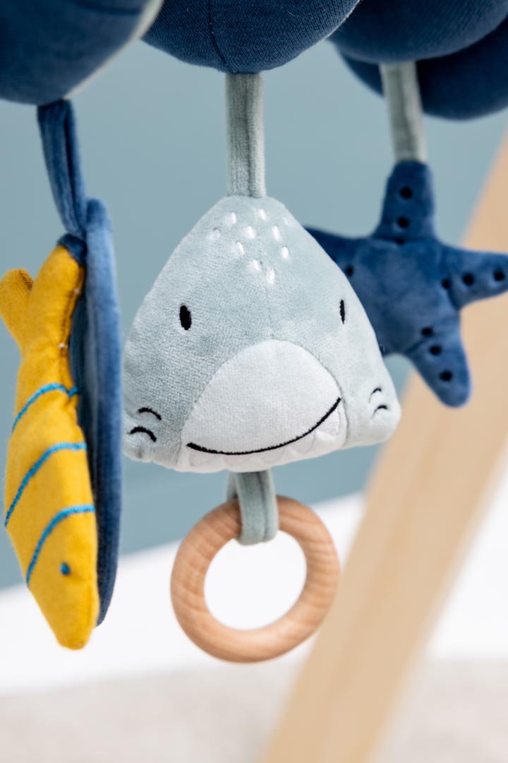 Trixie bijtspeeltje Mr. Shark met siliconen bijtring en knisperende details