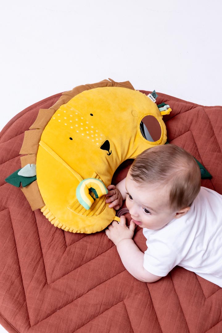 Trixie activiteitenkussen Tummy Time Mr. Lion met spiegel, kralen en belletje