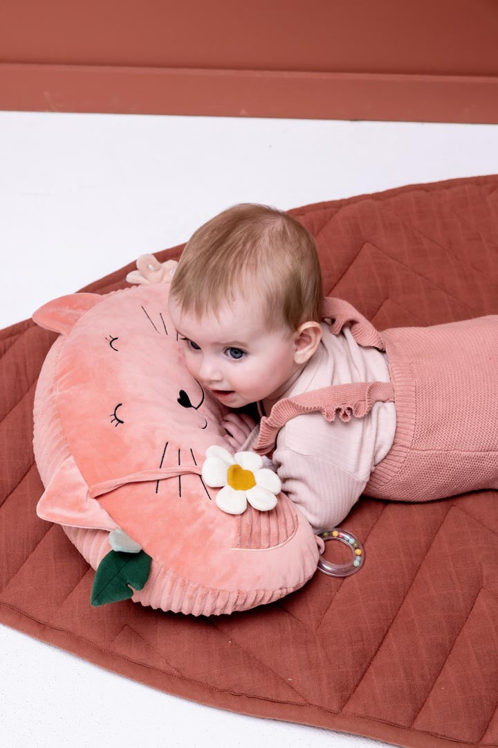 Trixie activiteitenkussen Tummy Time Mrs. Cat met spiegel, kralen en belletje