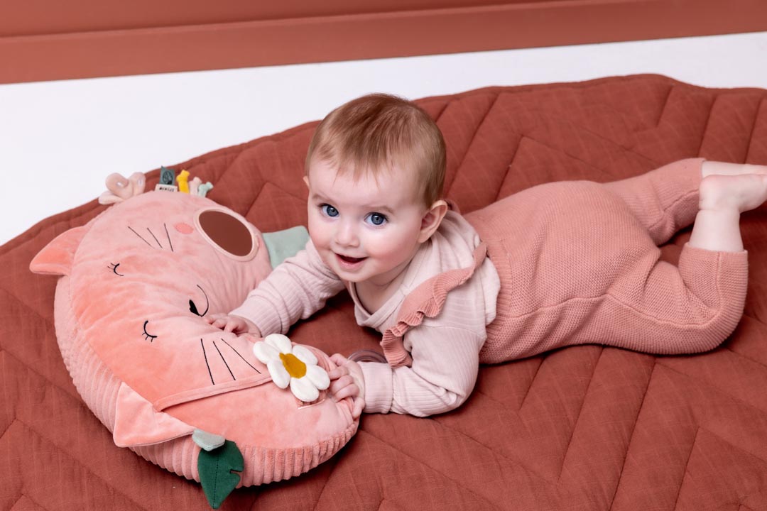 Trixie activiteitenkussen Tummy Time Mrs. Cat met spiegel, kralen en belletje