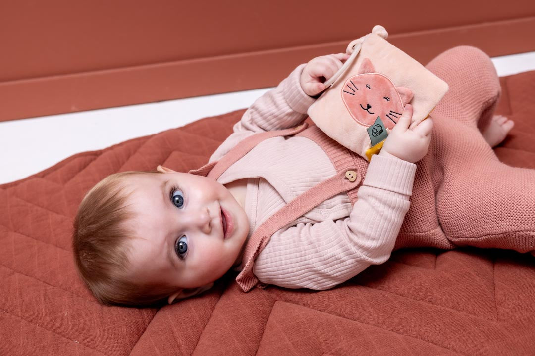 Trixie kinderwagenboekje Sensory Mrs. Cat met spiegel, texturen en kraaltjes