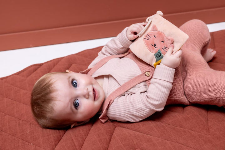 Trixie kinderwagenboekje Sensory Mrs. Cat met spiegel, texturen en kraaltjes