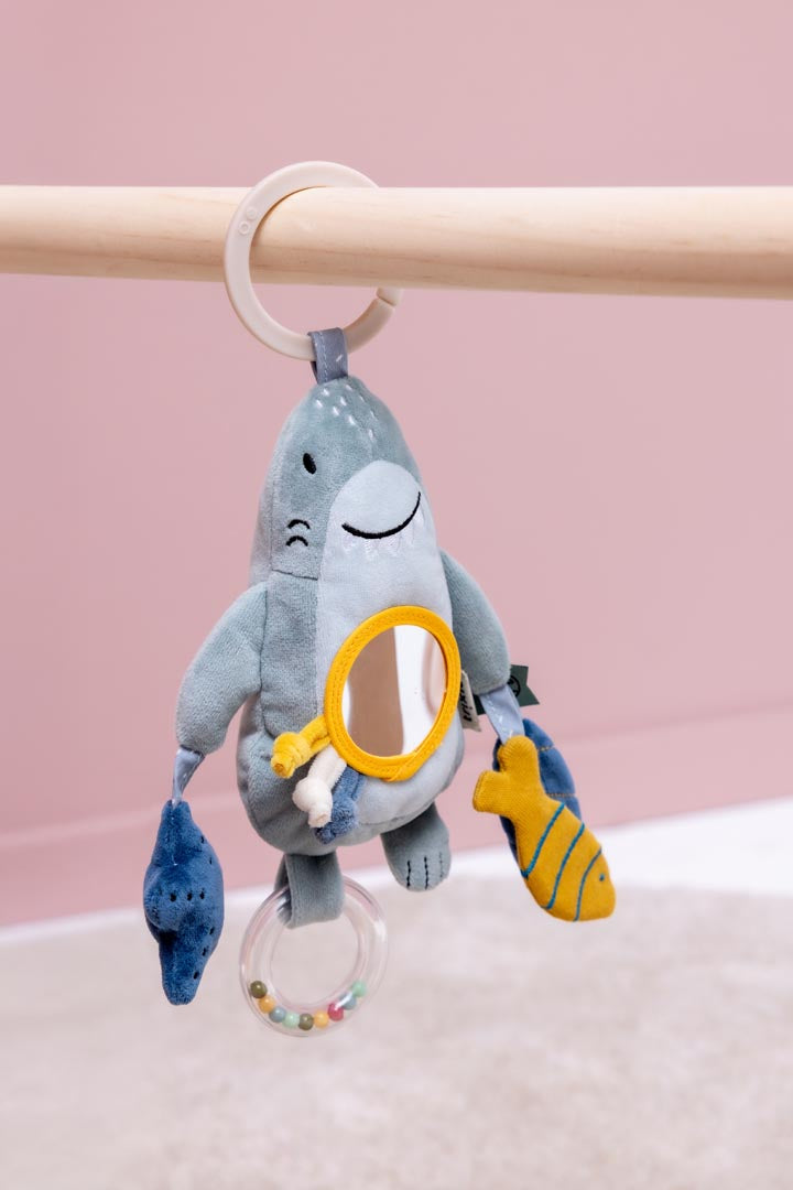 Trixie hangend activiteitenspeeltje Mr. Shark met spiegel, kralen en knisperend papier