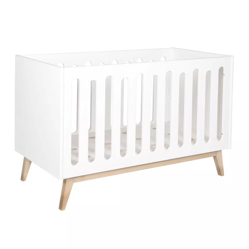 Quax Trendy bed in White kleur, omgevormd tot bedbank, in een sfeervol ingerichte kinderkamer.