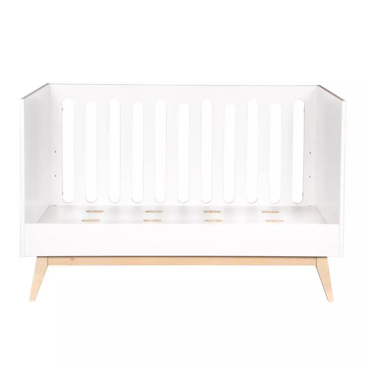 Quax Trendy bed in White kleur, omgevormd tot bedbank, in een sfeervol ingerichte kinderkamer.