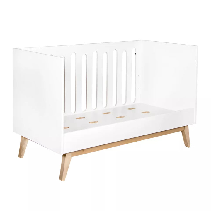 Quax Trendy bed in White kleur, omgevormd tot bedbank, in een sfeervol ingerichte kinderkamer.