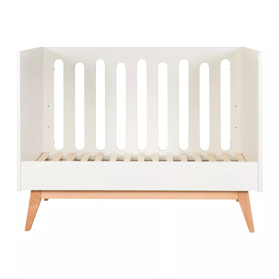 Quax Trendy bed in clay, omgevormd tot bedbank in een stijlvol ingerichte kinderkamer.