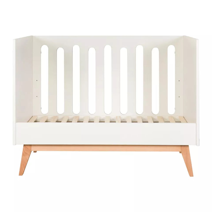 Quax Trendy bed in clay, omgevormd tot bedbank in een stijlvol ingerichte kinderkamer.