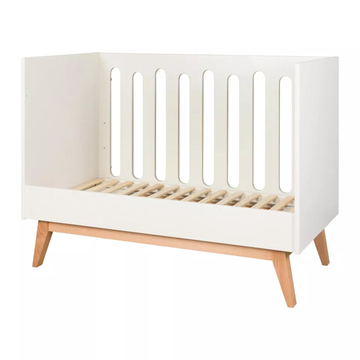 Quax Trendy bed in clay, omgevormd tot bedbank in een stijlvol ingerichte kinderkamer.