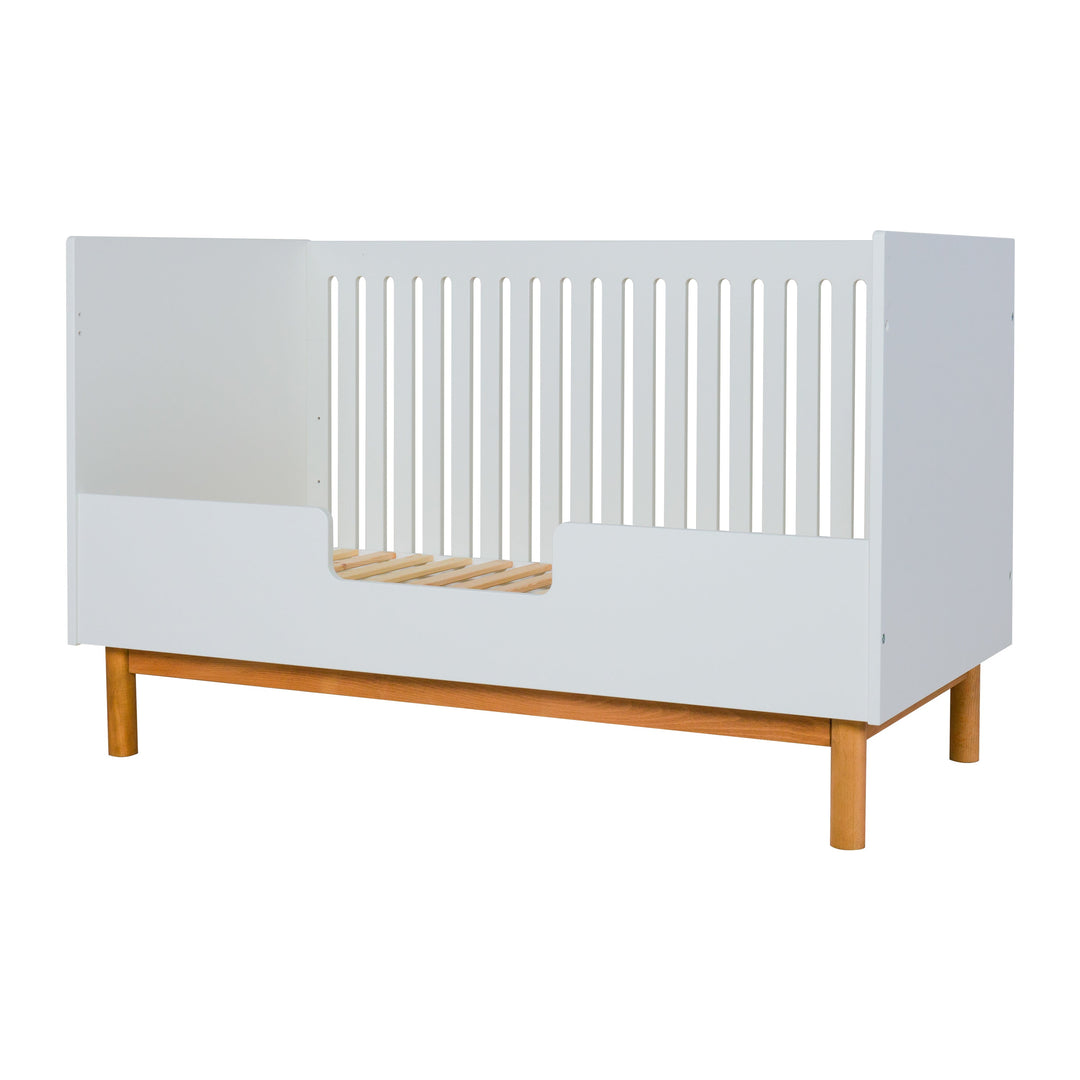 "Quax Mood White uitvalbeschermer 70 x 140 cm, biedt veiligheid en stijl voor kinderbedden"