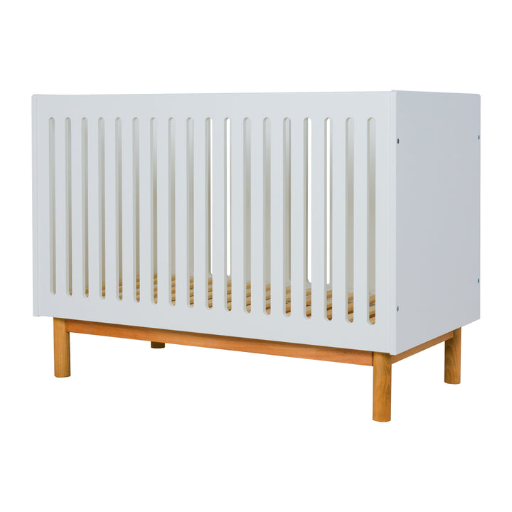 Quax Babybed Mood White 60x120 cm met beukenhouten poten in stijlvolle babykamer