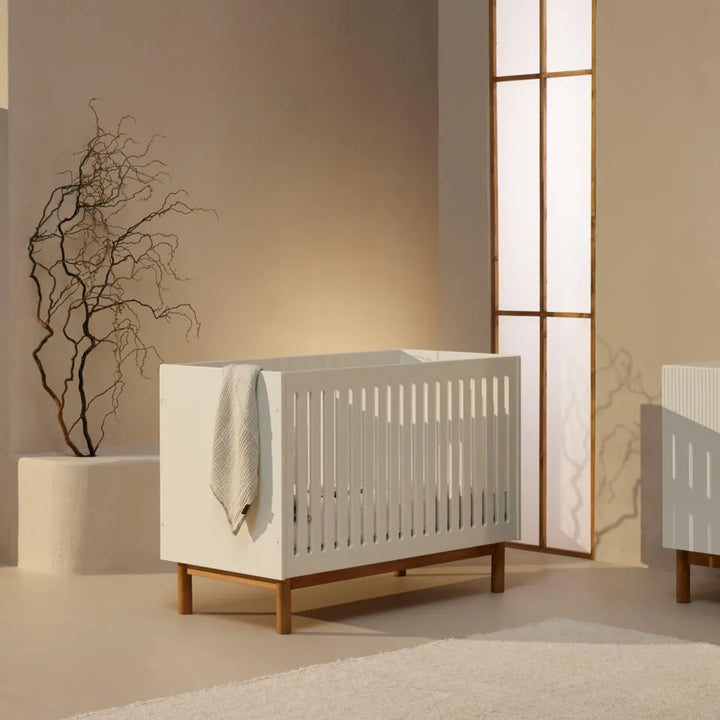 Quax Babybed Mood White 60x120 cm met beukenhouten poten in stijlvolle babykamer