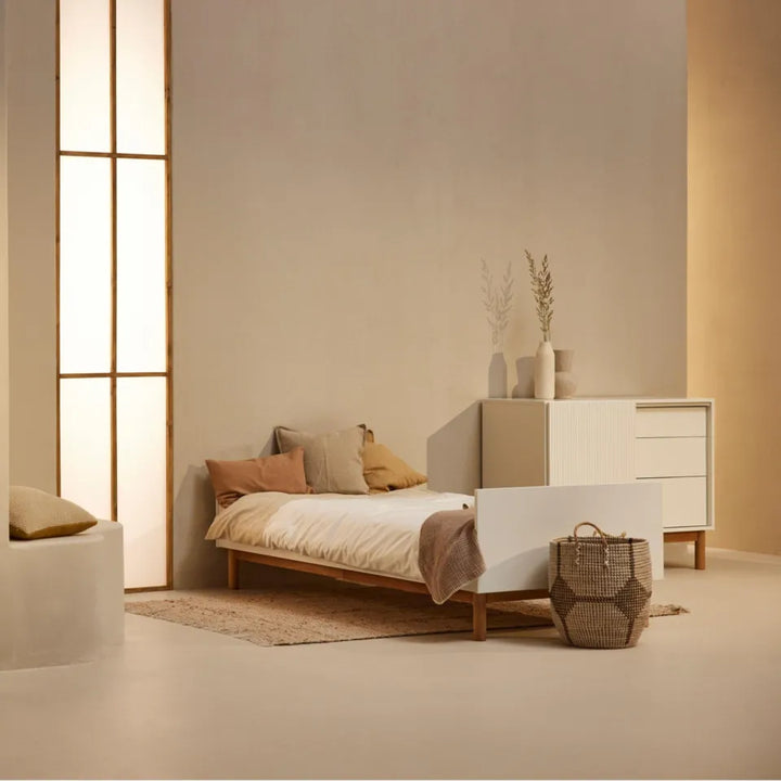 "Quax Mood White Junior Bed 90 x 200 cm met stijlvolle beukenhouten poten in een moderne kinderkamer"