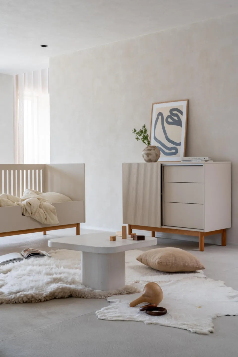 "Quax Mood Commode in Clay met moderne, strakke lijnen en beukenhouten poten, perfect voor stijlvolle babykamer"
