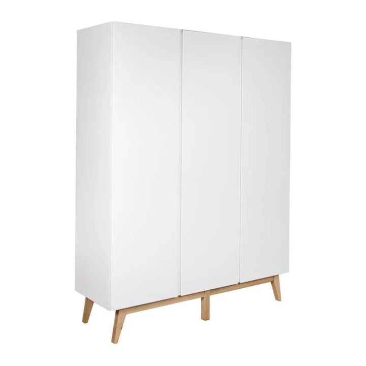 Quax Trendy Kast XL wit, open met zicht op legplanken en kledingroedes, in een helder ingerichte kinderkamer.